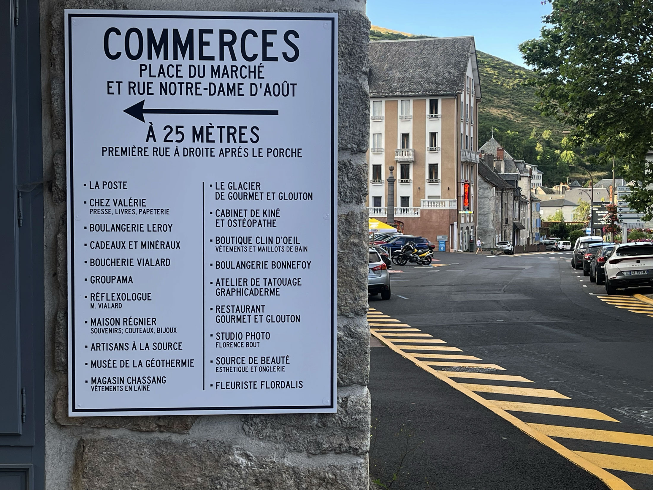  Graphicaderme figure sur le nouveau panneau des commerçants de Chaudes-Aigues, affirmant son ancrage dans le centre-bourg aux côtés des commerces locaux.