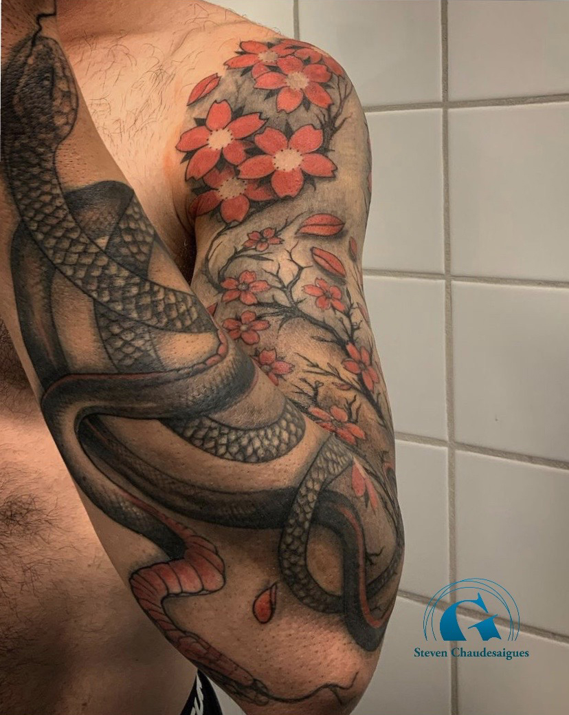 graphicaderme-avignontattoo-avignontatoueurs-meilleurtatoueuravignon-meilleurtatoueurvaucluse-meilleurtatoueurjaponais-manchettehomme-tatouagehommeserpent-tatouagehommejaponais-tatouagehommefleursdecerisier-tatouageavignon.jpg