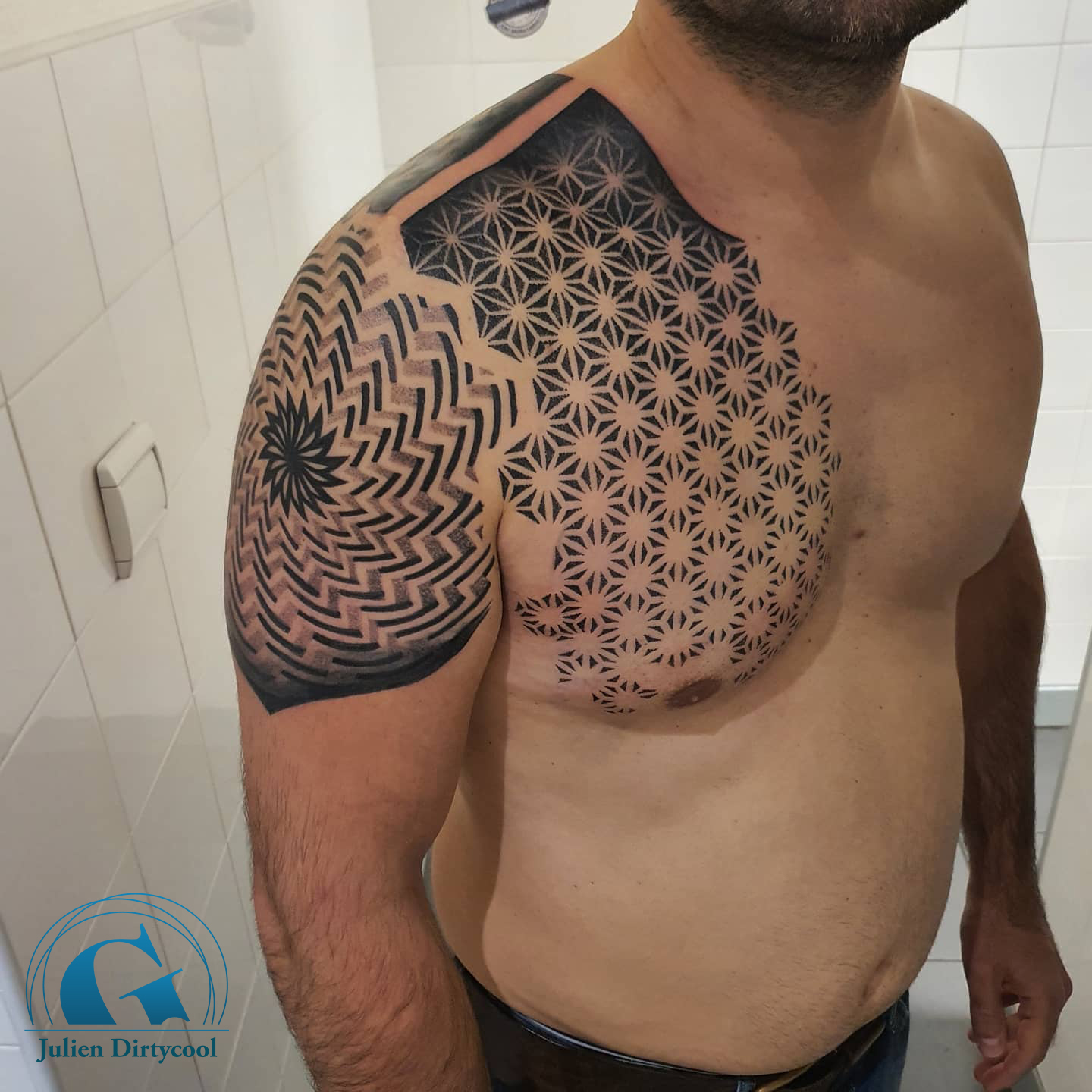 graphicaderme-graphicadermavignon-tatouagesgeometrique-tatouagehomme-tatouagebras-tatouagesdos-geometrictattoo-tatouagesvaucluse-meilleurstatoueursdefrance-tattoo