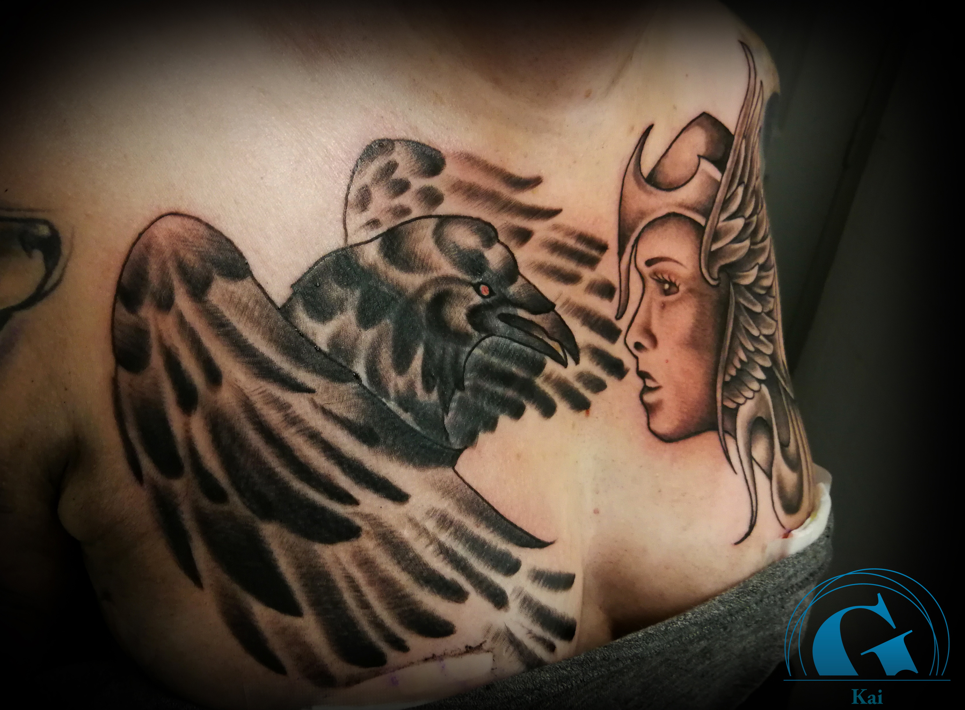 graphicaderme-kai-tatouage-avignon-vaucluse-corbeau-oiseau-valkyrie-recouvrement-cover-tattoo