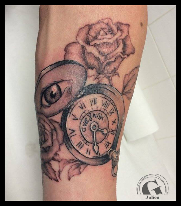 Tatouage Montre Gousset entourée de roses sur avant bras