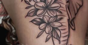 Elephanttatouage-tatouageéléphantfleurs-tatoueursavignon-meilleurstatoueursvaucluse-tamarachaudesaigues-tatoueurscantal-tatoueurslozere-Chaudesaigues-tatouagecuissefleurs-tatouagefemme