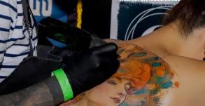 graphicaderme-tamarachaudesaigues-tatoueursvaucluse-meilleurstatoueursavignon-chaudesaigues-alphonsmucha-muchatattoo-tatouagedos