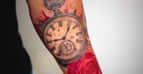meilleur_tatoueur_vaison_la_romaine_studio_tatouage_graphicaderme_tatouage_montre_rose