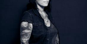 Chantal Chaudesaigues, pierceuse professionnelle à Avignon, au studio Graphicaderme