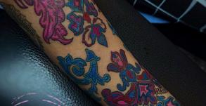 tamarachaudesaigues-graphicaderme-tatouageornemental-tatouagecouleur-meilleurstatoueursavignon-motifs cachemire-Chaudesaigues