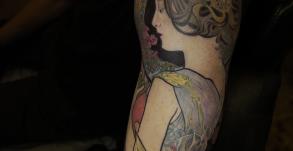 Tatouage bras complet couleur inspiré d’Alphonse Mucha réalisé par Tamara Chaudesaigues chez Graphicaderme à Chaudes-Aigues