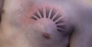 Tatouage noir pectoral minimaliste réalisé à Avignon au studio Graphicaderme par Tamara Chaudesaigues