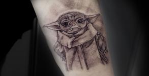 tatoueuse-tatoueur-vaison-la-romaine-vaucluse-joe-wild-graphicaderme-tatouage-yoda