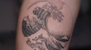 lagrandevaguedehokusai-vaguejaponaisetattoo-tatouagevague-tatouagehokusai-meilleurstatoueursavignon-graphicaderme-tatoueursvaucluse-vaguekanagawatattoo