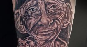 dobby-graphicaderme-vaison-la-romaine-joe-wild-tattoo-harry-potter-tatouage