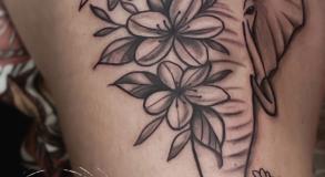 Elephanttatouage-tatouageéléphantfleurs-tatoueursavignon-meilleurstatoueursvaucluse-tamarachaudesaigues-tatoueurscantal-tatoueurslozere-Chaudesaigues-tatouagecuissefleurs-tatouagefemme