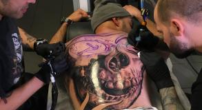 graphicaderme-avignon-paca-vaucluse-tattoo-tatouage-stevenchaudesaigues-juliendirtycool-skull-crane-doscomplet