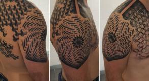 graphicaderme-avignontattoo-geometrictattoo-tattoobras-tattoogeometrique-meilleurstatoueursduvaucluse-vauclusetattoo-tatoueursprovence-juliendirtycool