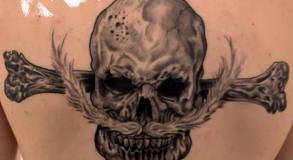 graphicaderme-tatouagedostetefemort-tatouageavignondos-tatoueursavignon-tatouageonepiece-tatouagebarbeblanchedos-tatouagemanga-tatouagehommedos-tatouageavignon-meilleurstatoueursavignon-tatoueursvaucluse