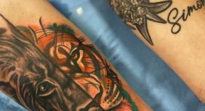lion-tatouage-homme-couleur-atelier-tatouage-tattoo-graphicaderme-chaudesaigues-avignon_0.jpg