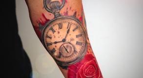 meilleur_tatoueur_vaison_la_romaine_studio_tatouage_graphicaderme_tatouage_montre_rose