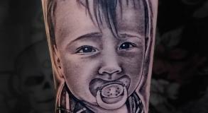 meilleure-tatoueuse-vaison-joe-wild-tatouage-bebe-tattoo-enfant