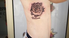 meilleure_tatoueuse_vaison_la_romaine_joe_wild_graphicaderme_tatouge_rose