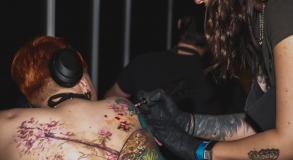 Tamara Chaudesaigues en séance de tatouage à Avignon, travaillant un tatouage de dos en couleur au studio Graphicaderme
