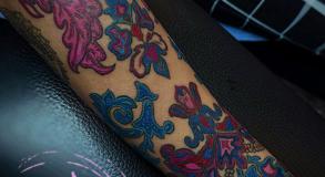tamarachaudesaigues-graphicaderme-tatouageornemental-tatouagecouleur-meilleurstatoueursavignon-motifs cachemire-Chaudesaigues