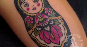 tamarachaudesaigues-tatoueuseoldschool-meilleuretatoueuseavignon-tattoochaudesaigues-poupeerussetattoo-matriochkatattoo-vaucluse.