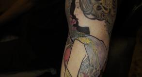 Tatouage bras complet couleur inspiré d’Alphonse Mucha réalisé par Tamara Chaudesaigues chez Graphicaderme à Chaudes-Aigues