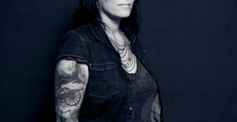 Chantal Chaudesaigues, pierceuse professionnelle à Avignon, au studio Graphicaderme