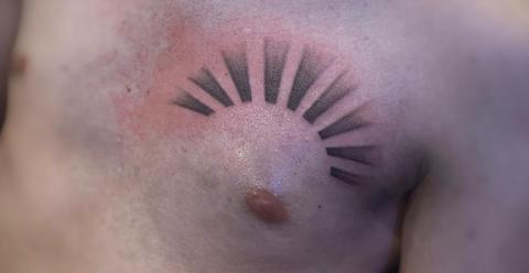 Tatouage noir pectoral minimaliste réalisé à Avignon au studio Graphicaderme par Tamara Chaudesaigues