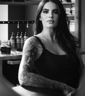 Tamara Chaudesaigues, tatoueuse au studio Graphicaderme rue Thiers à Avignon, portrait noir et blanc dans le studio de tatouage