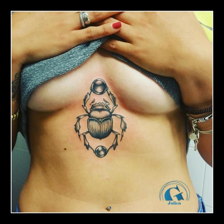 graphicaderme_avignon_beetle_blackwork_underboob_tatouage