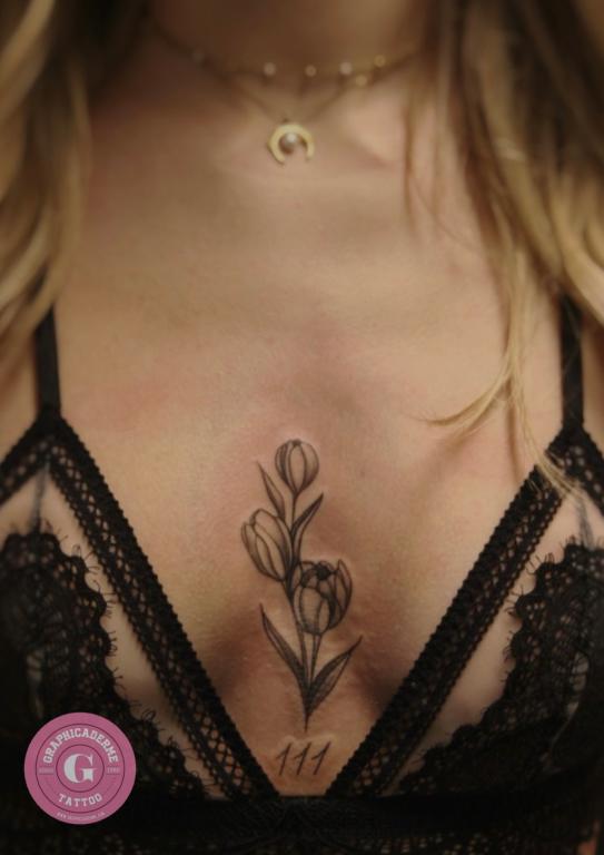 Graphicaderme-avignontatouage-tatouagefemme-tatouagesexyfemme-tatouagesternumfemme-tatouagetulipe-tuliptattoo-sexytattoo-meilleurstatoueursvaucluse