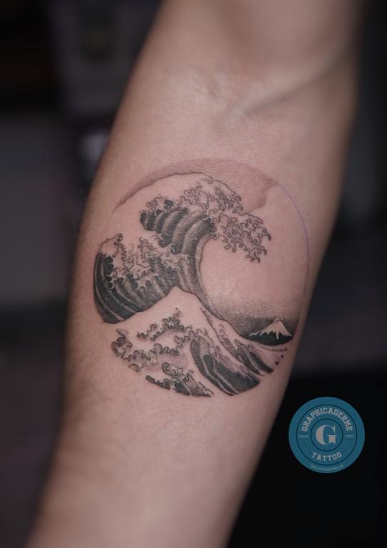 lagrandevaguedehokusai-vaguejaponaisetattoo-tatouagevague-tatouagehokusai-meilleurstatoueursavignon-graphicaderme-tatoueursvaucluse-vaguekanagawatattoo