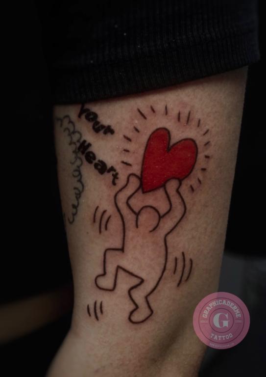 tatoueuseavignon-tamarachaudesaigues-graphicaderme-keithharing-keithharintattoo-tatouagecoeur-tatouagegraffiti-graphicaderme-meilleurtatoueuseavignon-meilleurstatoueursvaucluse