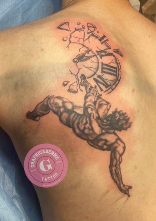 Graphicaderme-tatouageavignon-tamarachaudesaigues-tatoueuseavignon-tatouageicare-icarus-tatouagehorloge-tatouagehommeavignon-tatouageicarus