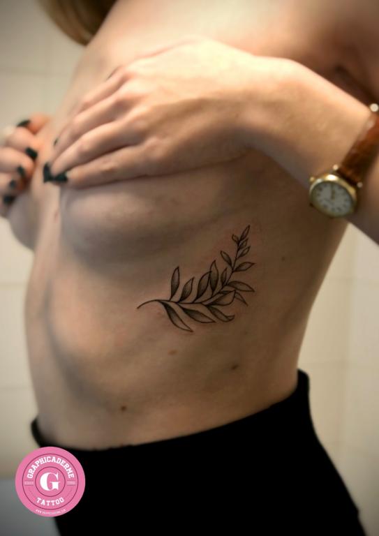 Tatoueuse Avignon-Tamarachaudesaigues-tatouagecantal-tatoueuseclermontferrand-meilleurstatoueurs-tatoueusefleurcantal-chaudes-aigues-tatouageschaudesaigues-meilleurstatoueusecantal-tatoueurscantal-tatouagebranche-tatouagefeuille-tatouagefemmeavignon