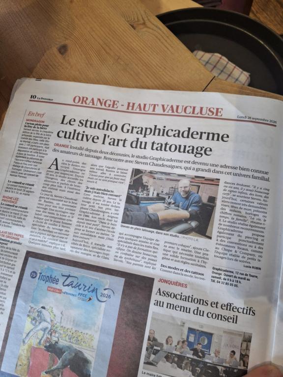 Le studio Graphicaderme cultive l’art du tatouage — La Provence Article de La Provence du 28 septembre 2026 consacré à Graphicaderme Orange, avec une photo de Steven Chaudesaigues tatouant.