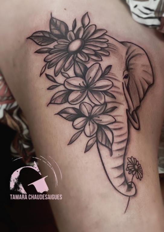 Elephanttatouage-tatouageéléphantfleurs-tatoueursavignon-meilleurstatoueursvaucluse-tamarachaudesaigues-tatoueurscantal-tatoueurslozere-Chaudesaigues-tatouagecuissefleurs-tatouagefemme