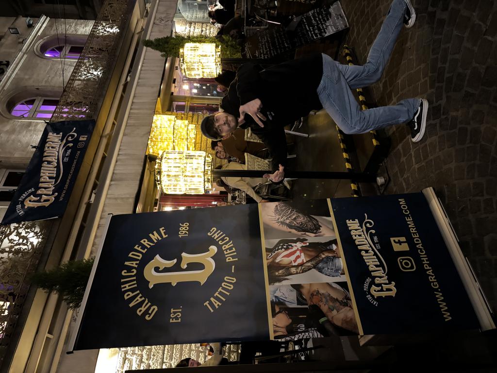 Stand Graphicaderme installé devant Casa Bronzini Place de l’Horloge à Avignon lors d’une soirée tatouage