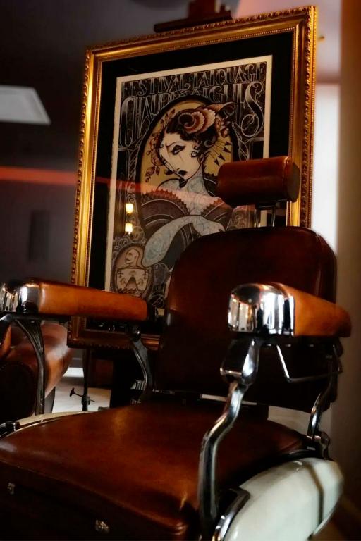 Tatouage photoréaliste réalisé à Graphicaderme, studio de tatouage à Chaudes-Aigues dans le Cantal, spécialisé en portraits et noir et gris.