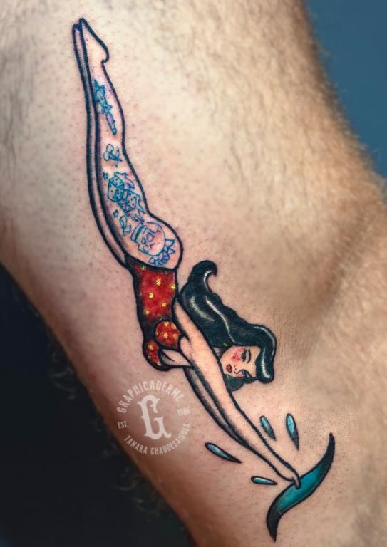 Une pin-up plongeuse en old school signée Tamara Chaudesaigues graphicaderme-tatouageavignon-tamarachaudesaigues-pinupoldschool-pinuptattoo-pinupretro-meilleurstatoueursoldschool-meilleurstatoueursavignon