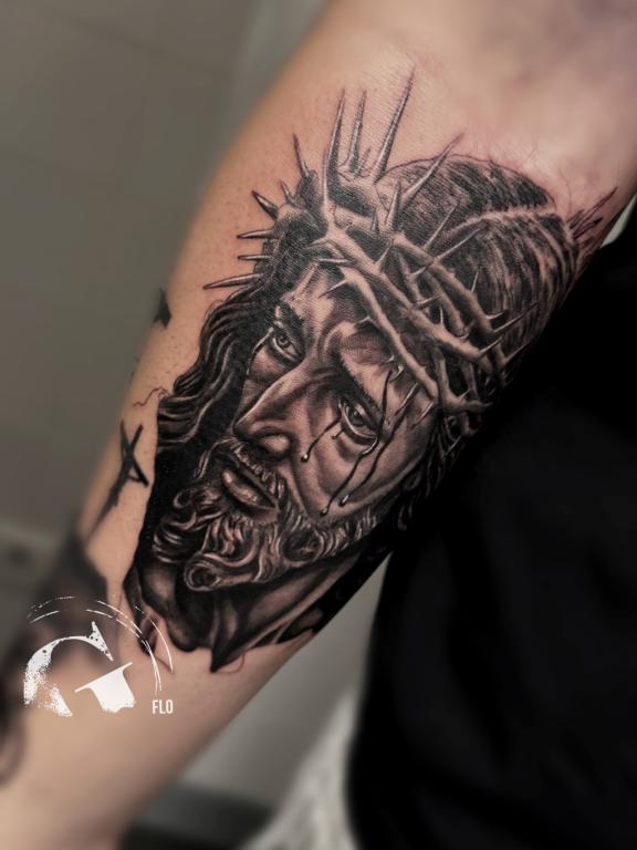 graphicaderme-tatouageavignon-tatoueursavignon-tatouagechrist-jesuschristtattoo-meilleurtatoueursavignon-portraitchrist-tatouage