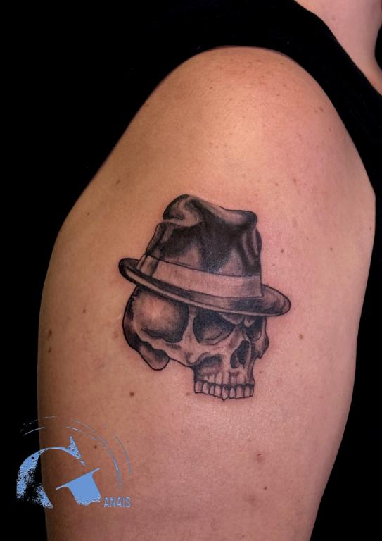  graphicaderme-tatouageavignon-tatoueursvaucluse-tatouagetetedemort-skulltattoo-tatouageskullchapeau-meilleurstatoueursavignon