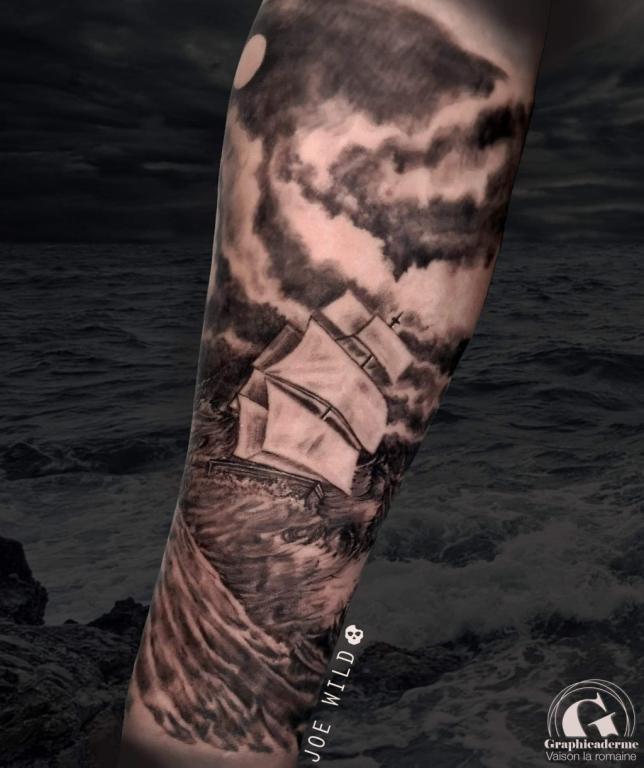 Vaison-la-Romaine : tatouage d’un bateau en pleine mer joe-wild-graphicaderme-tatouage-tattoo-bollene-nyons-carpentras-valreas-malaucene-bateau