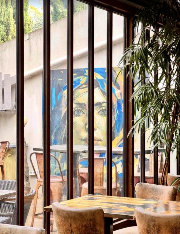 Salle intérieure de la Maison Bronzini à Villeneuve-lès-Avignon avec vue sur fresque murale