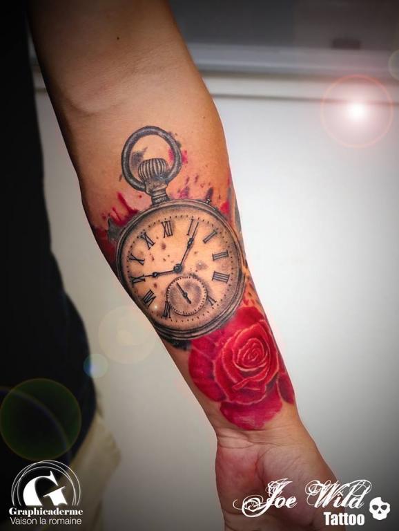 meilleur_tatoueur_vaison_la_romaine_studio_tatouage_graphicaderme_tatouage_montre_rose