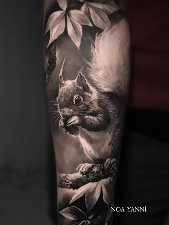 meilleure-tatoueuse-joe-wild-noa-yanni-tattoo-ecureuil