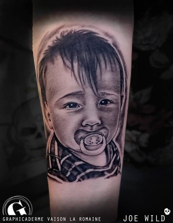 Vaison : le portrait d'un enfant tatoué sur sa mère par Joe Wild -  Graphicaderme