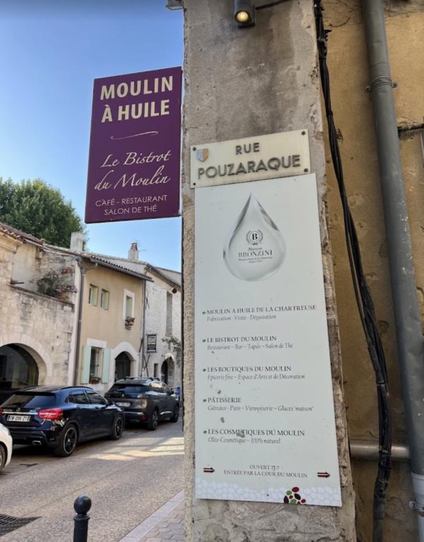 Entrée du Moulin à Huile de la Chartreuse où se situe la Maison Bronzini à Villeneuve-lès-Avignon