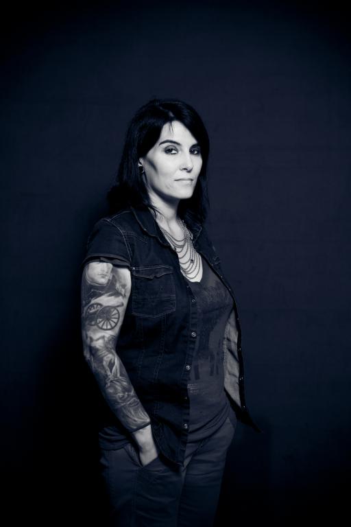 Chantal Chaudesaigues, pierceuse professionnelle à Avignon, au studio Graphicaderme